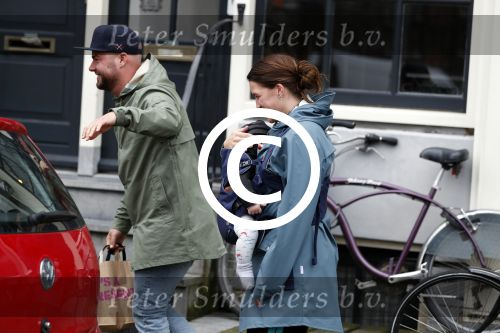 Amsterdam 19 maart 2017
Oscar Aerts met zijn vriendin en hun baby in amsterdam.