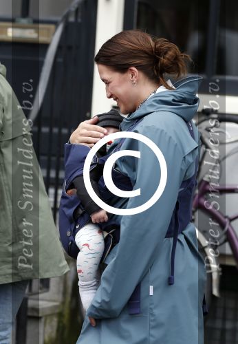 Amsterdam 19 maart 2017
Oscar Aerts met zijn vriendin en hun baby in amsterdam.