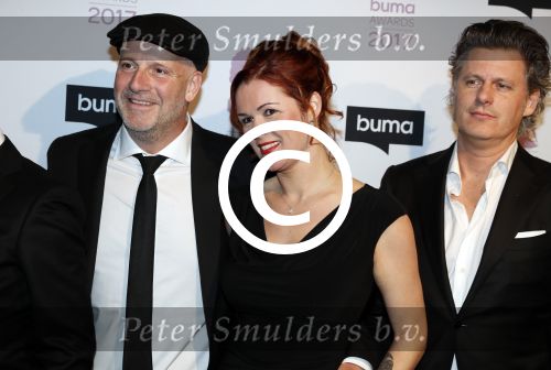 Hilversum 6 maart 2017
Uitreiking Buma awards in studio 21. Blof met hun dames. Paskal jacobsen Norman Bonink Peter Slager en Bas Kennis met hun vrouwen