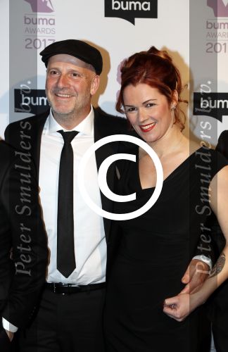 Hilversum 6 maart 2017
Uitreiking Buma awards in studio 21. Blof met hun dames. Paskal jacobsen Norman Bonink Peter Slager en Bas Kennis met hun vrouwen