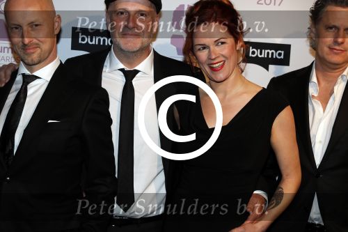 Hilversum 6 maart 2017
Uitreiking Buma awards in studio 21. Blof met hun dames. Paskal jacobsen Norman Bonink Peter Slager en Bas Kennis met hun vrouwen
