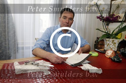 Amsterdam 10 maart 2017 
Paul Schulten tekent / ontwerpt jurk voor Roxeanne Hazes