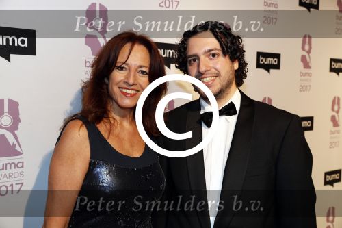 Hilversum 6 maart 2017
Uitreiking Buma awards in studio 21. Paula Patricio met zoon