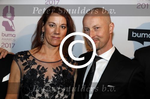 Hilversum 6 maart 2017
Uitreiking Buma awards in studio 21. Blof met hun dames. Paskal jacobsen Norman Bonink Peter Slager en Bas Kennis met hun vrouwen