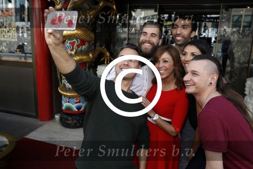 Amsterdam 30 maart 2017
Presentatie Peking express in drijvend chinees restaurant met Rik v d Westelaken als presentator.
 (VLNR) August, Awatef, Rik van de Westelaken, Hicham, Siham en Frank