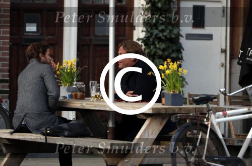 Amsterdam 23 maart 2017 
Nada v Nie met dochter op terras.Robert Jensen met een vriend op terras