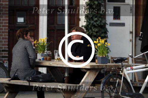 Amsterdam 23 maart 2017 
Nada v Nie met dochter op terras.Robert Jensen met een vriend op terras