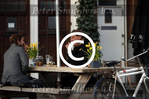 Amsterdam 23 maart 2017 
Nada v Nie met dochter op terras.Robert Jensen met een vriend op terras