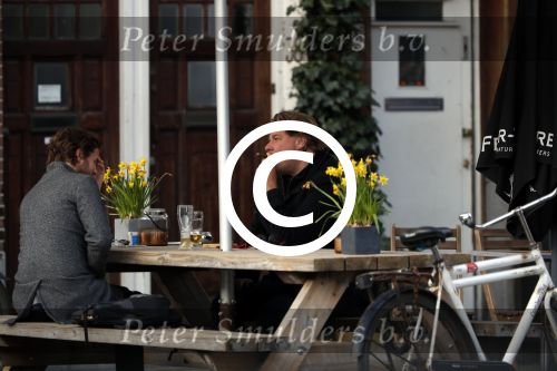 Amsterdam 23 maart 2017 
Nada v Nie met dochter op terras.Robert Jensen met een vriend op terras