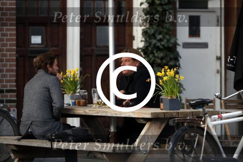 Amsterdam 23 maart 2017 
Nada v Nie met dochter op terras.Robert Jensen met een vriend op terras