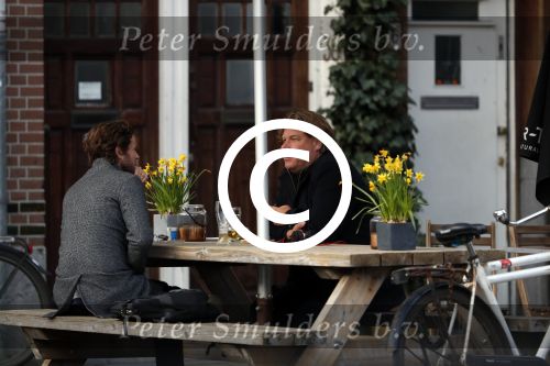 Amsterdam 23 maart 2017 
Nada v Nie met dochter op terras.Robert Jensen met een vriend op terras