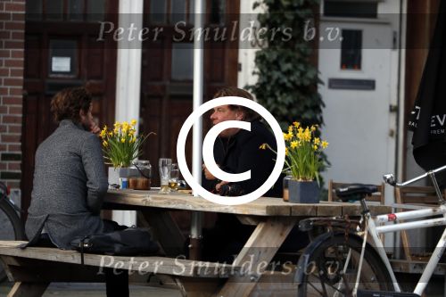 Amsterdam 23 maart 2017 
Nada v Nie met dochter op terras.Robert Jensen met een vriend op terras