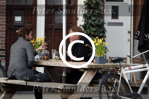 Amsterdam 23 maart 2017 
Nada v Nie met dochter op terras.Robert Jensen met een vriend op terras