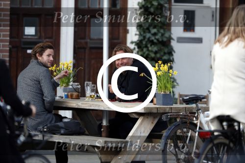 Amsterdam 23 maart 2017 
Nada v Nie met dochter op terras.Robert Jensen met een vriend op terras