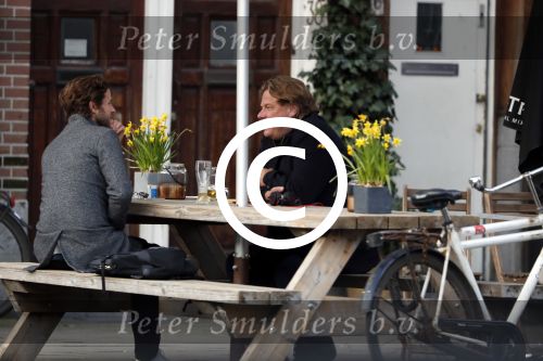 Amsterdam 23 maart 2017 
Nada v Nie met dochter op terras.Robert Jensen met een vriend op terras