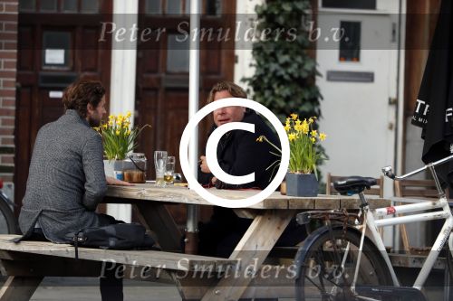 Amsterdam 23 maart 2017 
Nada v Nie met dochter op terras.Robert Jensen met een vriend op terras