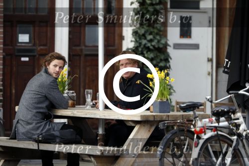 Amsterdam 23 maart 2017 
Nada v Nie met dochter op terras.Robert Jensen met een vriend op terras