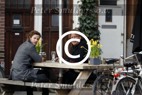 Amsterdam 23 maart 2017 
Nada v Nie met dochter op terras.Robert Jensen met een vriend op terras