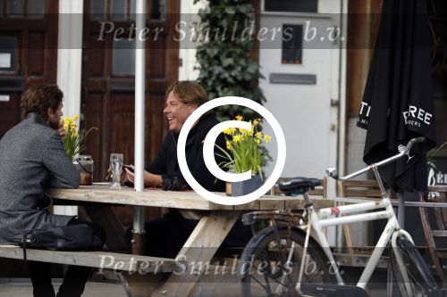 Amsterdam 23 maart 2017 
Nada v Nie met dochter op terras.Robert Jensen met een vriend op terras