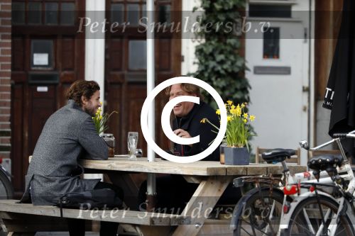Amsterdam 23 maart 2017 
Nada v Nie met dochter op terras.Robert Jensen met een vriend op terras