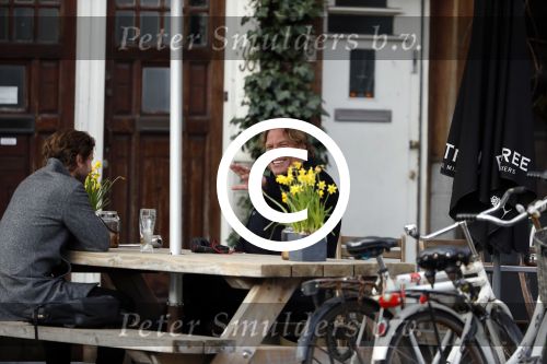 Amsterdam 23 maart 2017 
Nada v Nie met dochter op terras.Robert Jensen met een vriend op terras