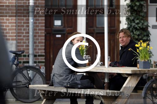 Amsterdam 23 maart 2017 
Nada v Nie met dochter op terras.Robert Jensen met een vriend op terras