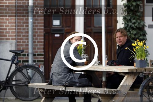 Amsterdam 23 maart 2017 
Nada v Nie met dochter op terras.Robert Jensen met een vriend op terras