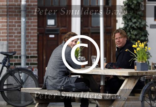 Amsterdam 23 maart 2017 
Nada v Nie met dochter op terras.Robert Jensen met een vriend op terras