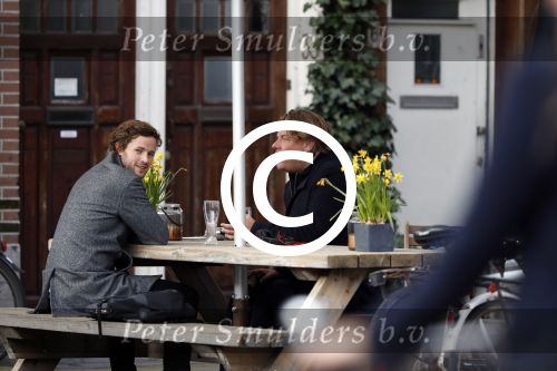 Amsterdam 23 maart 2017 
Nada v Nie met dochter op terras.Robert Jensen met een vriend op terras