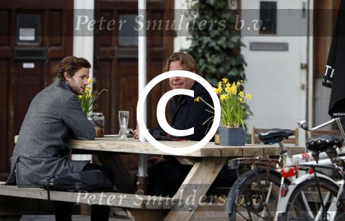 Amsterdam 23 maart 2017 
Nada v Nie met dochter op terras.Robert Jensen met een vriend op terras