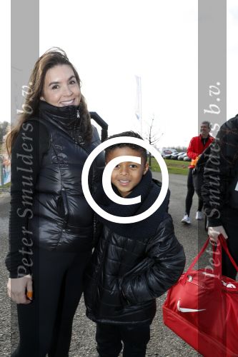 Biddinghuizen 5 maart 2017
De hollandse 100 op de ijsbaan in Biddinghuizen georganiseerd door Prins Bernhard. Patrick Kluivert met Rossana Kluivert Shane Nino en Demi