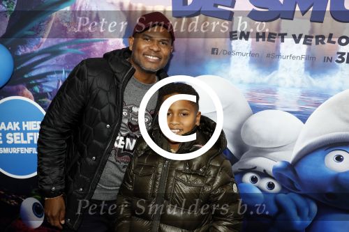 Amsterdam 18 maart 2017 
premiere Smurfen in  Pathe Arena. Roue verveer met zoon