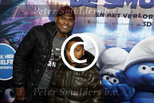 Amsterdam 18 maart 2017 
premiere Smurfen in  Pathe Arena. Roue verveer met zoon