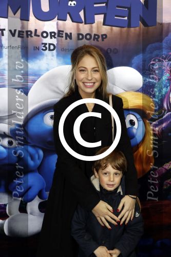 Amsterdam 18 maart 2017 
premiere Smurfen in  Pathe Arena. sarah Chronis met neefje