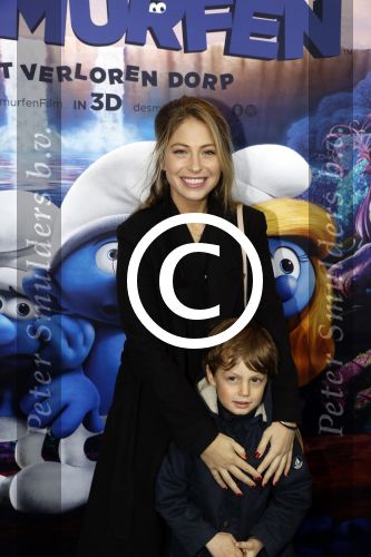 Amsterdam 18 maart 2017 
premiere Smurfen in  Pathe Arena. sarah Chronis met neefje