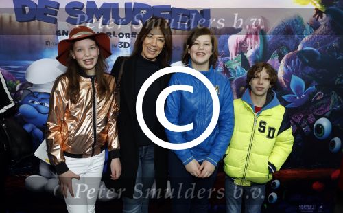 Amsterdam 18 maart 2017 
premiere Smurfen in  Pathe Arena. Selena Visser met kinderen