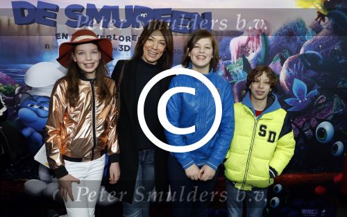 Amsterdam 18 maart 2017 
premiere Smurfen in  Pathe Arena. Selena Visser met kinderen