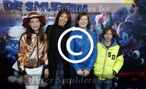 Amsterdam 18 maart 2017 
premiere Smurfen in  Pathe Arena. Selena Visser met kinderen