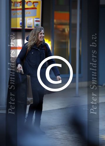 Amsterdam 13 maart 2017  
Sophie Hilbrand met kledingzak op weg naar Tuschinski