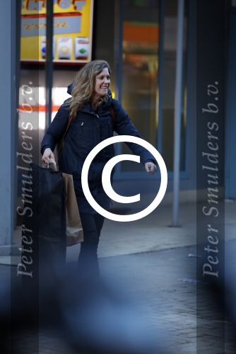 Amsterdam 13 maart 2017  
Sophie Hilbrand met kledingzak op weg naar Tuschinski