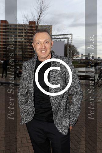 Rotterdam 22 maart 2017
Presentatie gay issue in Rotterdam. Gordon rijkt het eerste exemplaar uit. Stefan Kerkhofs met Leon