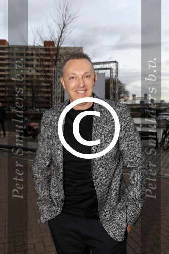 Rotterdam 22 maart 2017
Presentatie gay issue in Rotterdam. Gordon rijkt het eerste exemplaar uit. Stefan Kerkhofs met Leon