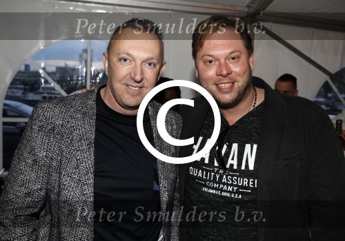 Rotterdam 22 maart 2017
Presentatie gay issue in Rotterdam. Gordon rijkt het eerste exemplaar uit. Stefan Kerkhofs met Leon