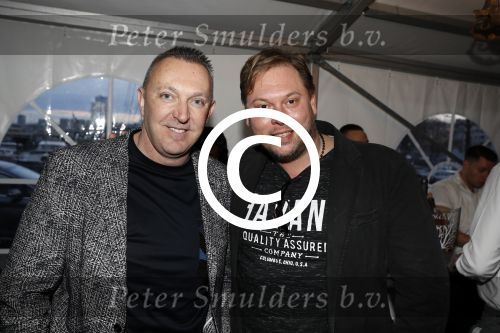 Rotterdam 22 maart 2017
Presentatie gay issue in Rotterdam. Gordon rijkt het eerste exemplaar uit. Stefan Kerkhofs met Leon