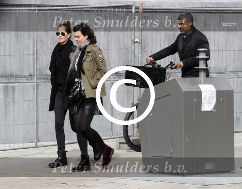 Amsterdam 13 maart 2017  
Frank Rijkaard met zijn vrouw Stephanie en een vriendin op straat in amsterdam zuid