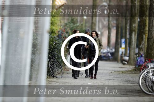 Amsterdam 13 maart 2017  
Frank Rijkaard met zijn vrouw Stephanie en een vriendin op straat in amsterdam zuid