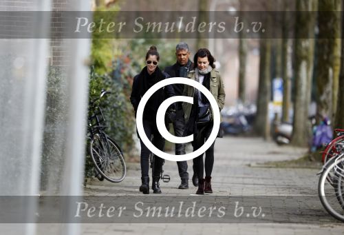 Amsterdam 13 maart 2017  
Frank Rijkaard met zijn vrouw Stephanie en een vriendin op straat in amsterdam zuid