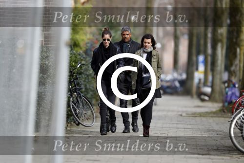 Amsterdam 13 maart 2017  
Frank Rijkaard met zijn vrouw Stephanie en een vriendin op straat in amsterdam zuid
