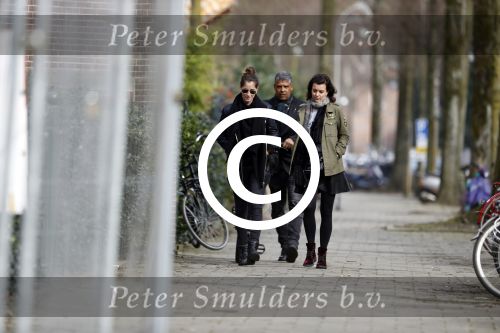 Amsterdam 13 maart 2017  
Frank Rijkaard met zijn vrouw Stephanie en een vriendin op straat in amsterdam zuid