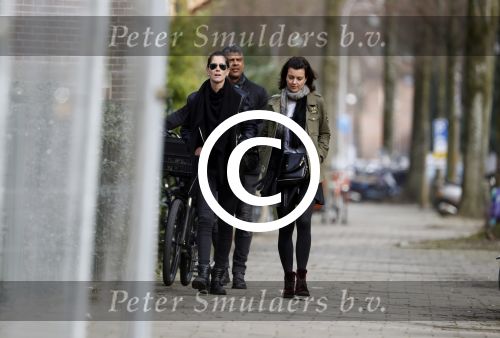 Amsterdam 13 maart 2017  
Frank Rijkaard met zijn vrouw Stephanie en een vriendin op straat in amsterdam zuid